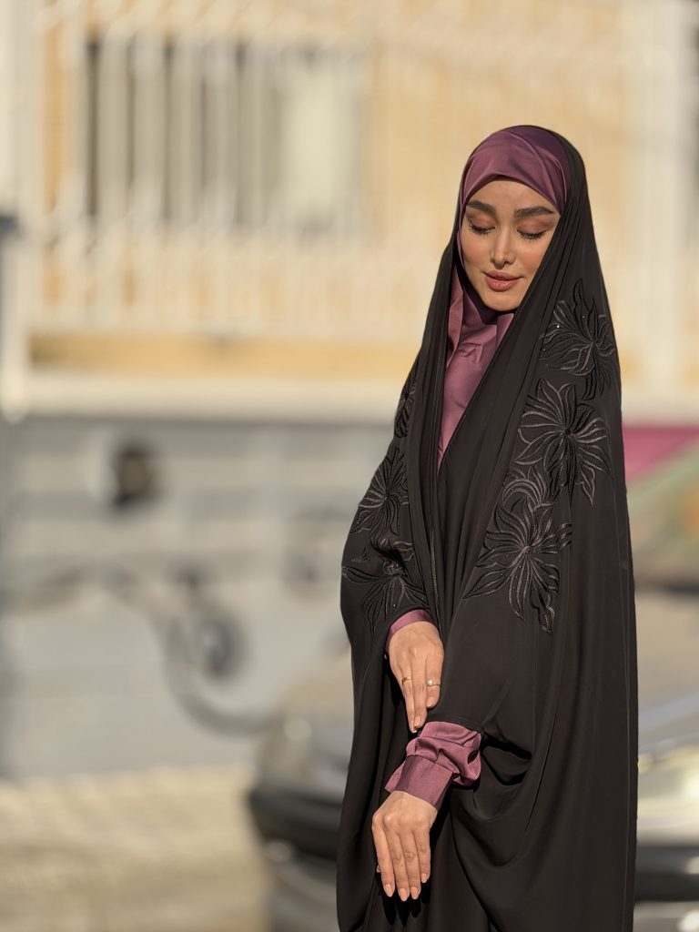 چادر جده گلدوزی ارغوان با نگین‌کاری چادر مجلسی ارغوان نگین‌دار گلدوزی ارغوان نگین‌کاری چادر زنانه چادر گلدوزی ارغوان فروشگاه جلابیب